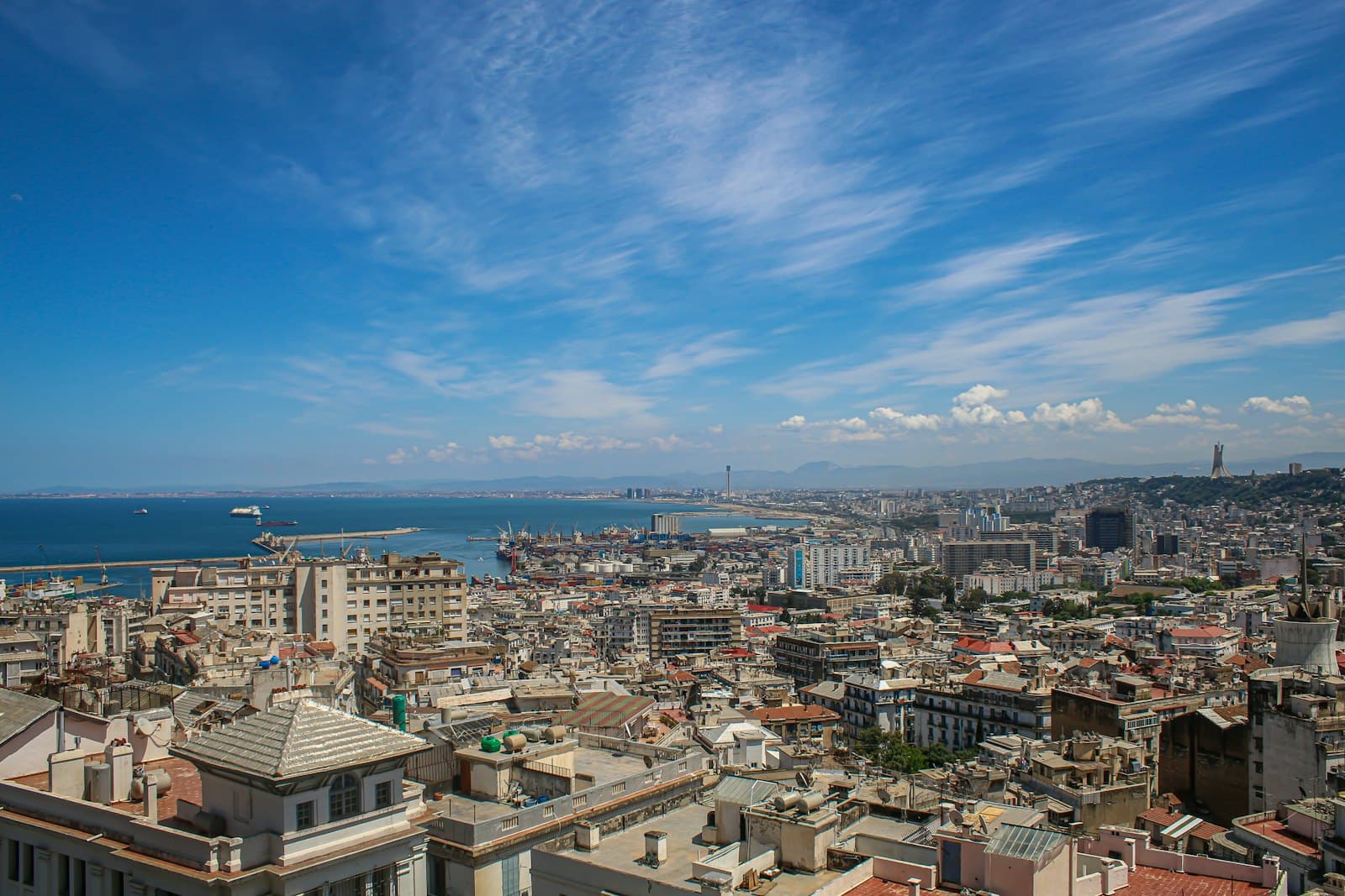 Alger et sa baie vues des hauteurs