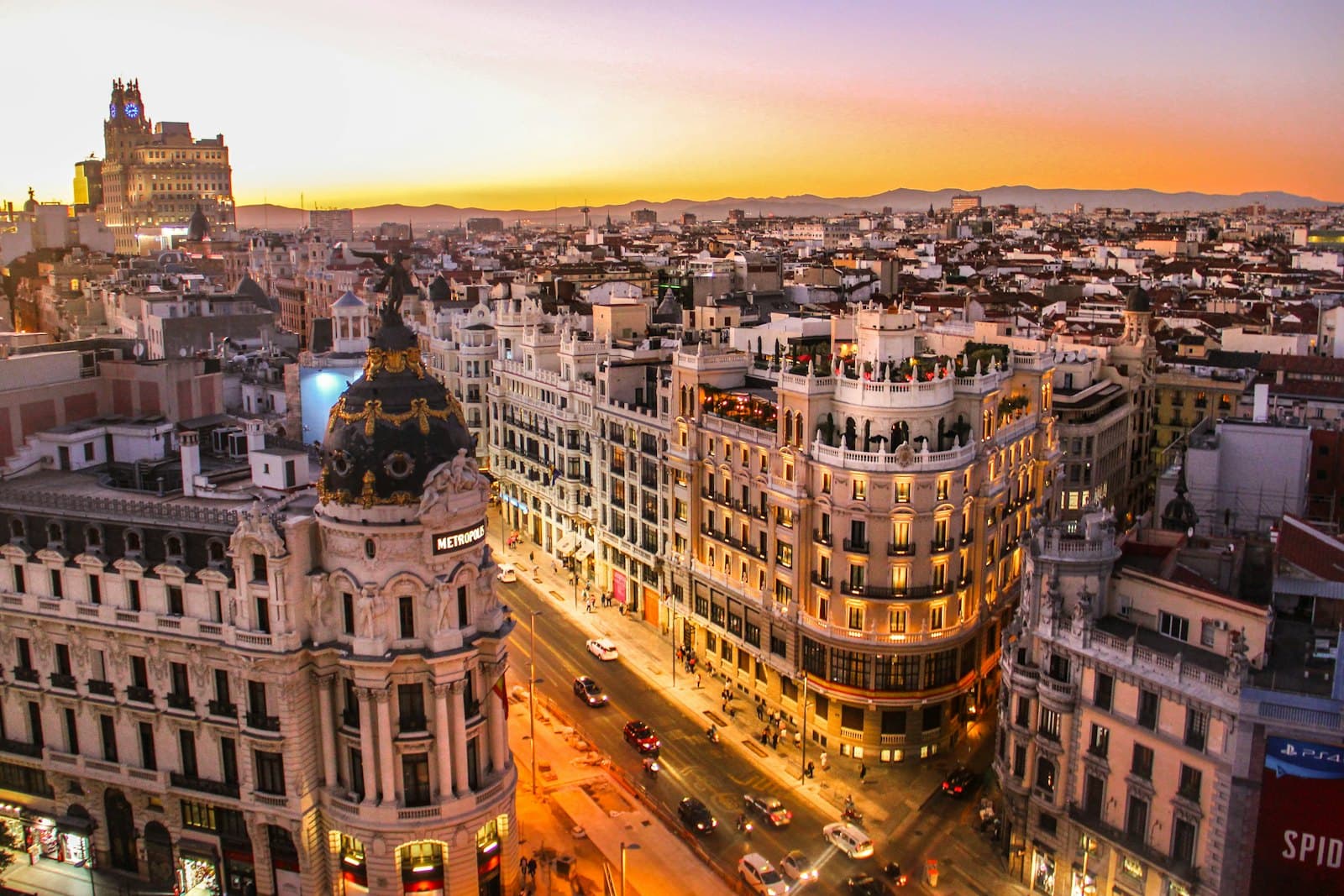 La Gran Vía de Madrid au crépuscule
