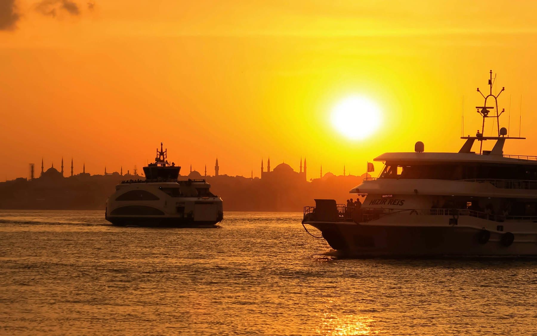 Ferry sur le Bosphore au coucher du soleil