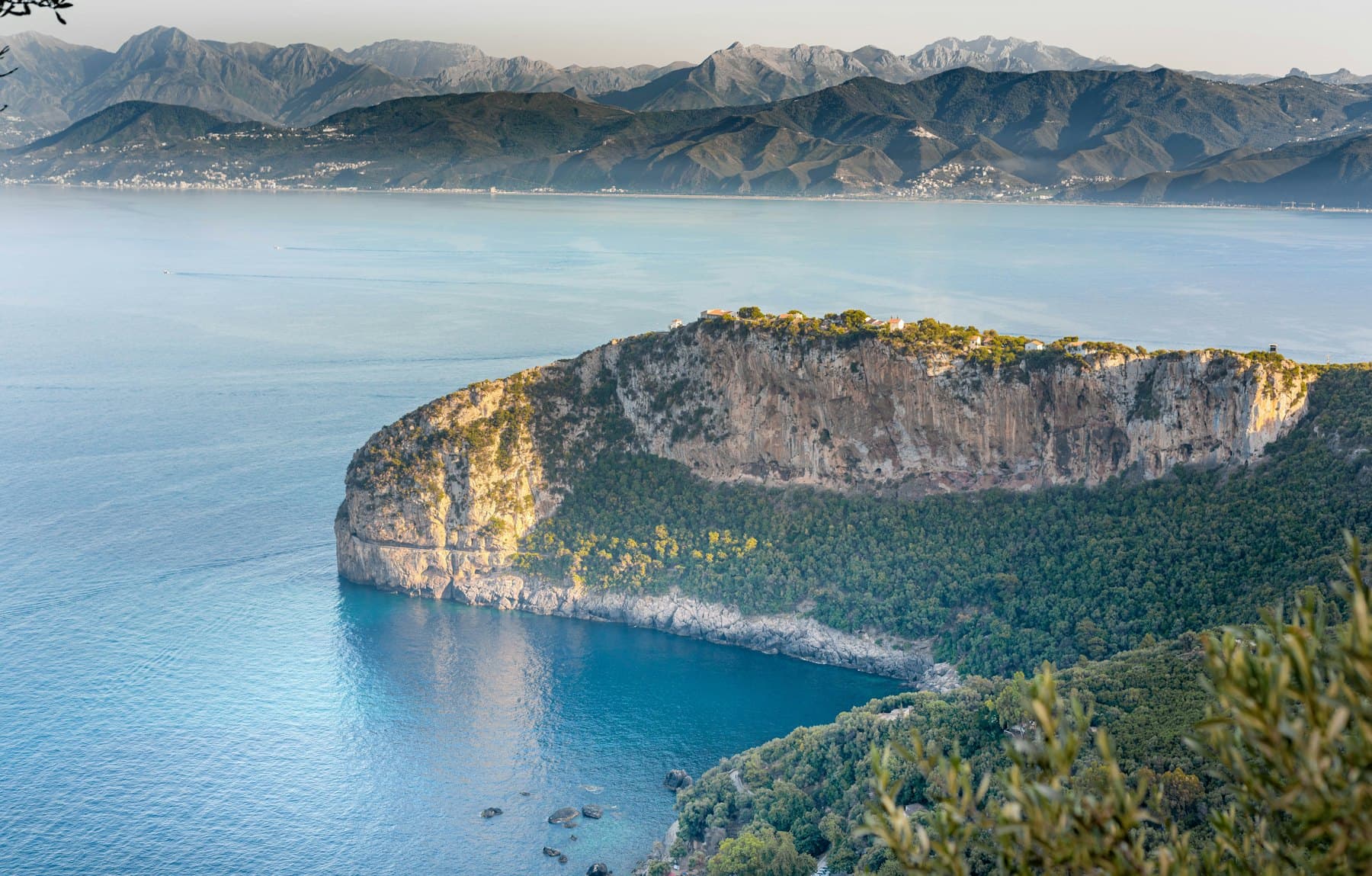 Falaises et eaux turquoise près de Béjaïa