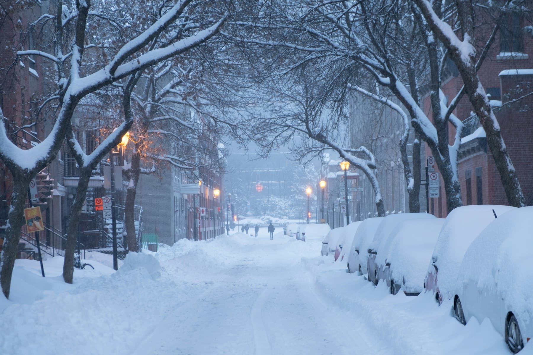 Une rue enneigée à Montréal