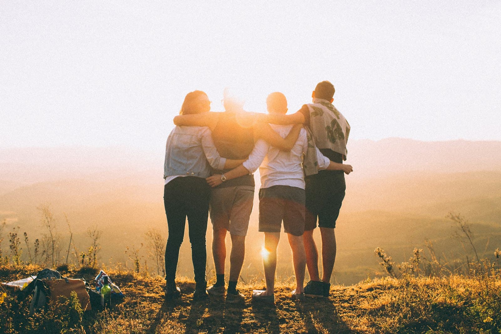 Un groupe d'amis face au coucher de soleil