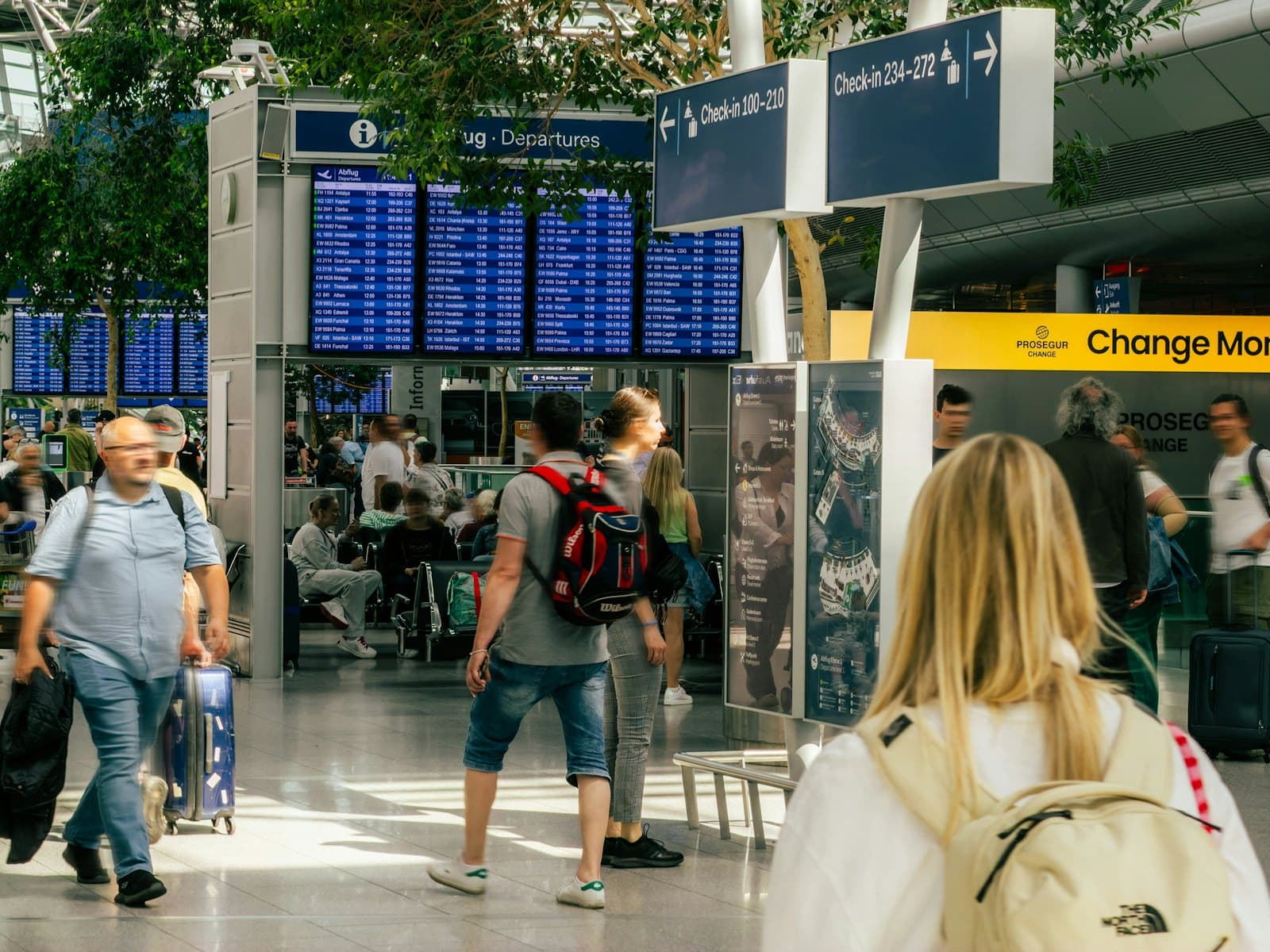 Voyageurs avec leurs bagages dans un aéroport