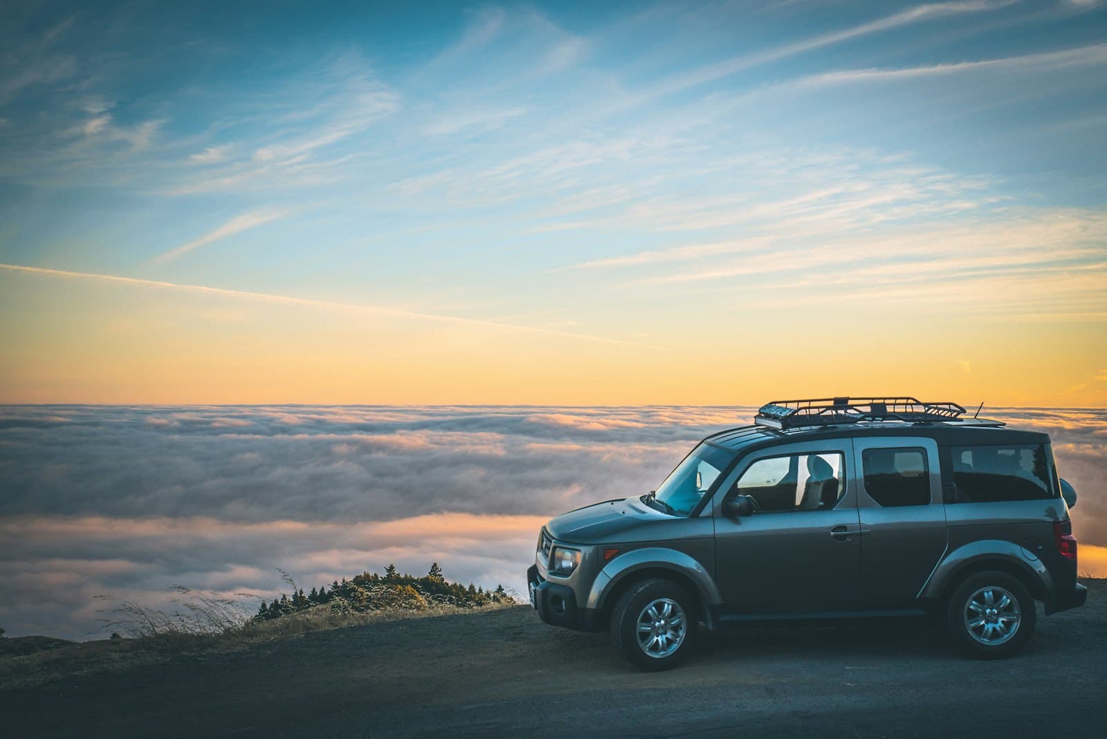 Un 4×4 garé face à la mer au coucher du soleil