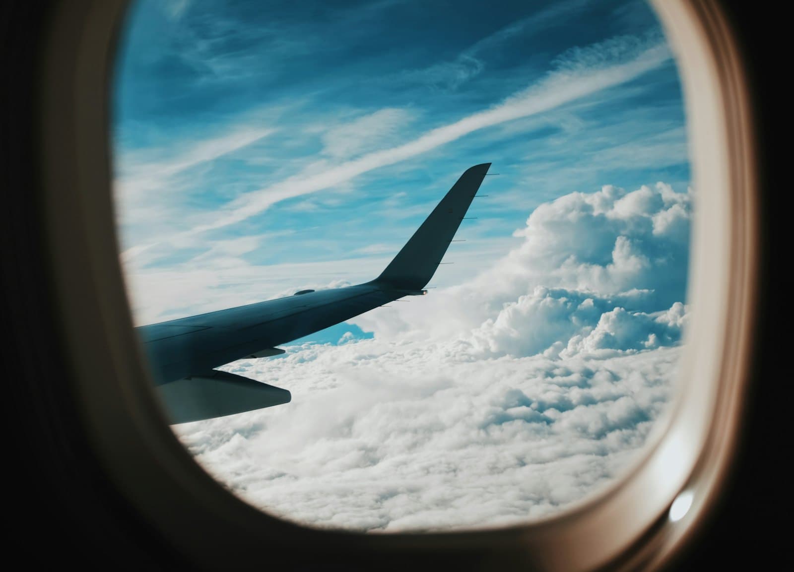 Vue sur l'aile d'un avion par le hublot